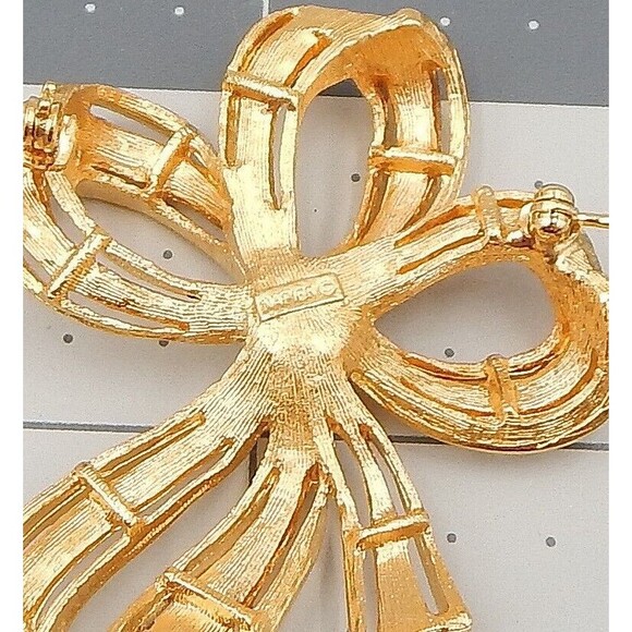 Napier Gold Tone Textured Open Outline Ribbon Bow Costume Brooch Faux Pearl - Picture 3 of 5